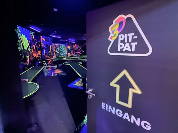 Eingang zum 3D Pit-Pat Bereich in der Schwarzlicht Minigolf Anlage in Neufahrn