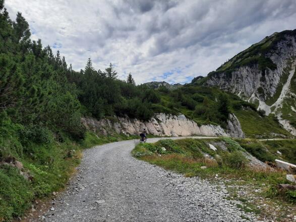 Auf dem Rückweg über die Schotterstraße zur Bushaltestelle