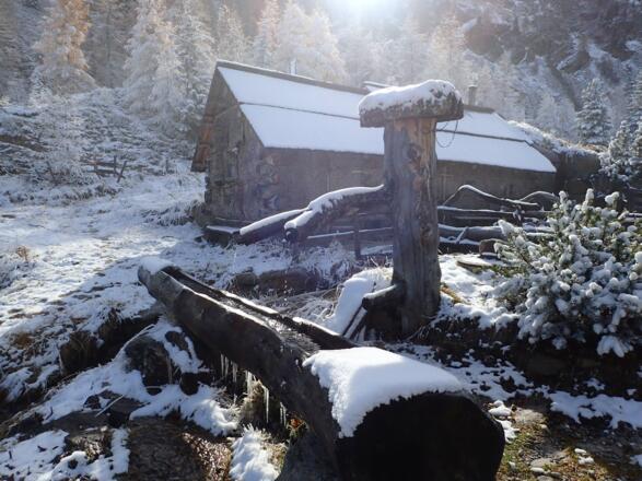 Nebengebäude und Brunnen bei der Platschalm