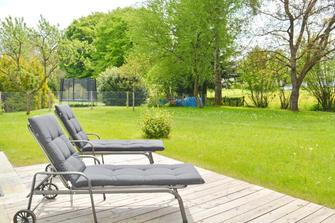 Holzterrasse und Garten