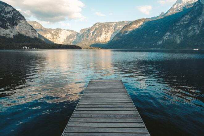 Pier an einem See in Hallstatt, österreich
