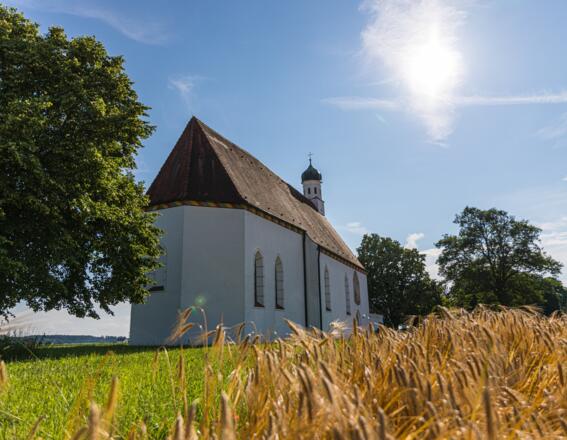 Außenansicht der Wallfahrtskirche St. Willibald in Jesenwang