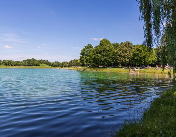 Badende am Emmeringer See