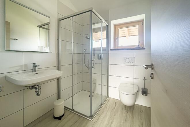 Badezimmer mit Dusche