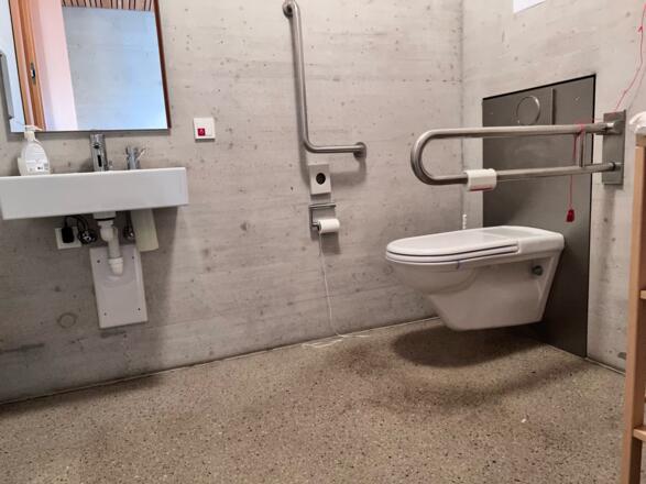Barrierefreie Toilette im Dorfhaus Steinberg a. Rofan