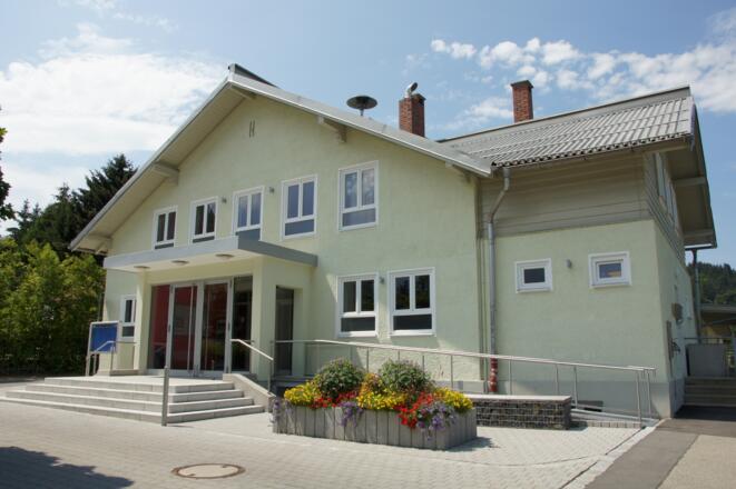 Außenaufnahme der Schloßberghalle in Peiting