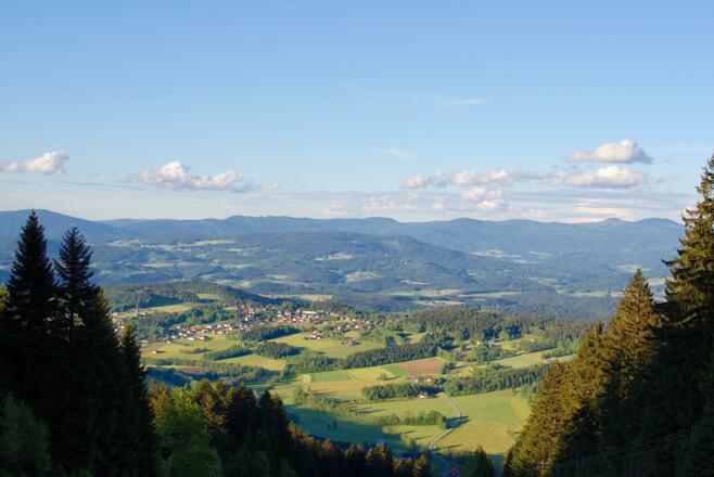Fernsicht zum Bayerwald-Hauptkamm bis Großer Arber