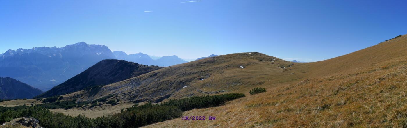 Lausbichel, links daneben Scharfeck und dahinter die Zugspitze