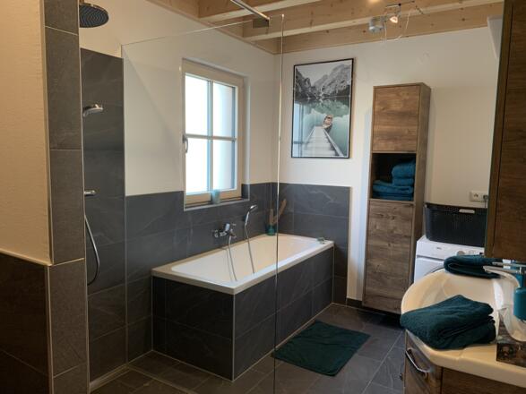 modernes Badezimmer mit Badewanne und Dusche im Chalet Melanie