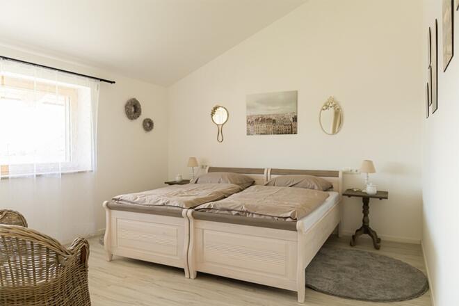 Schlafzimmer mit Dachschräge, Zur goldenen Gans