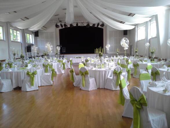 Festlich dekorierter Saal der Schloßberghalle in Peiting