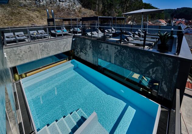 Skypool mit Sonnenterrasse