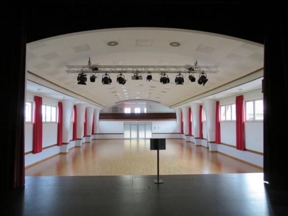 Blick von der Bühne in der Saal der Schloßberghalle in Peiting
