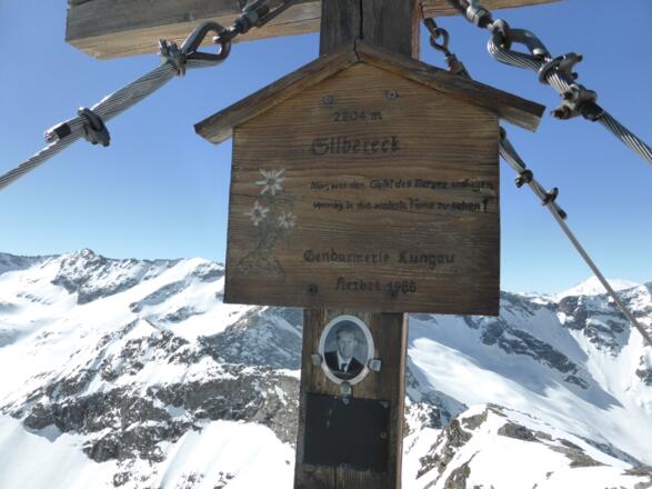 Gedenktafel am Gipfelkreuz