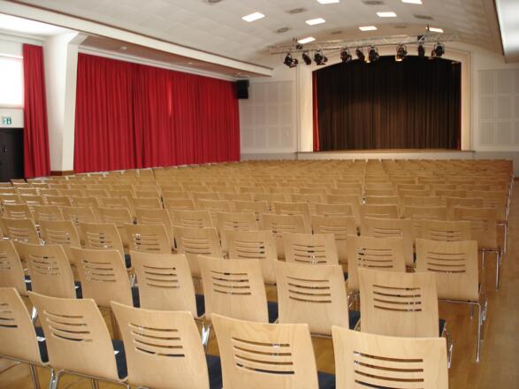 Die Schloßberghalle in Peiting mit Kinobestuhlung