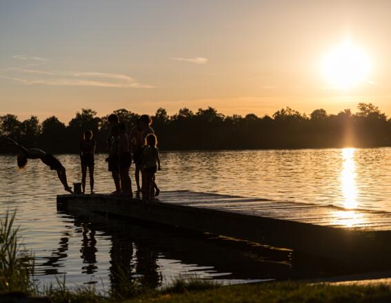 Kinder auf dem Badesteg am Olchinger See