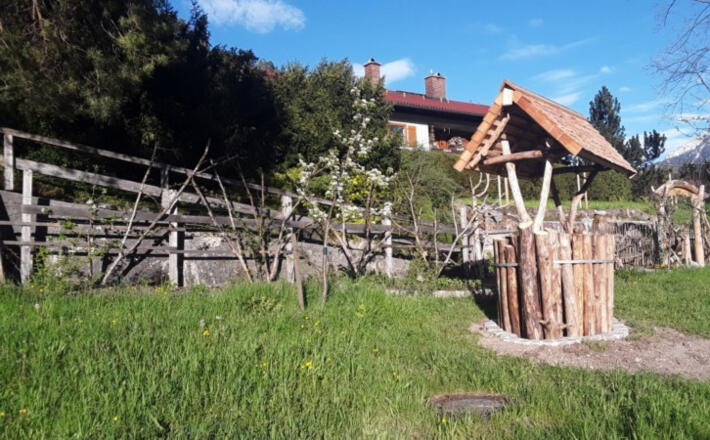 Regenwasser- und Gartenbereich im Naturgarten Bischofswiesen