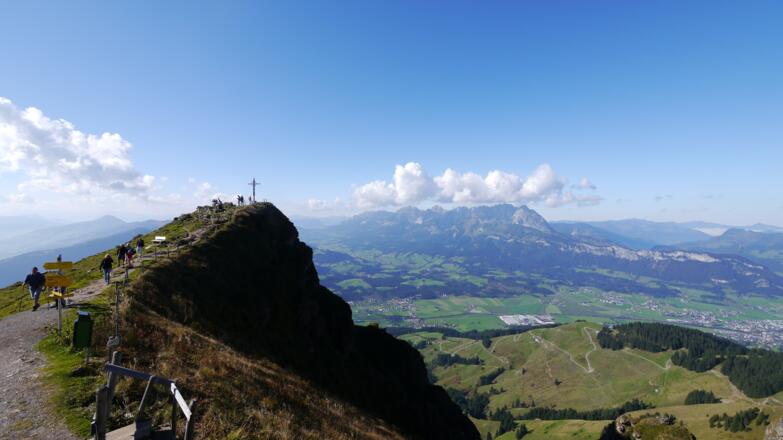 "Gipfelkreuz" des Kitzbüheler Horns auf einem Felsvorsprung unterhalb des eigentlichen Gipfels