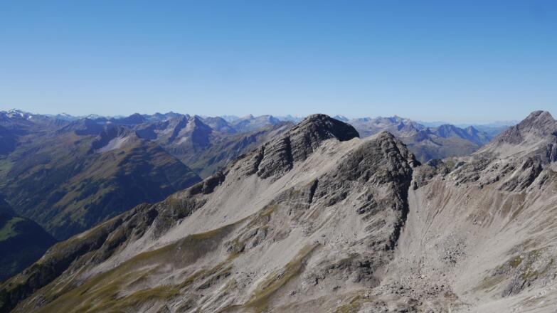 Blick vom Gipfel hinüber zur Ellbogner Spitze