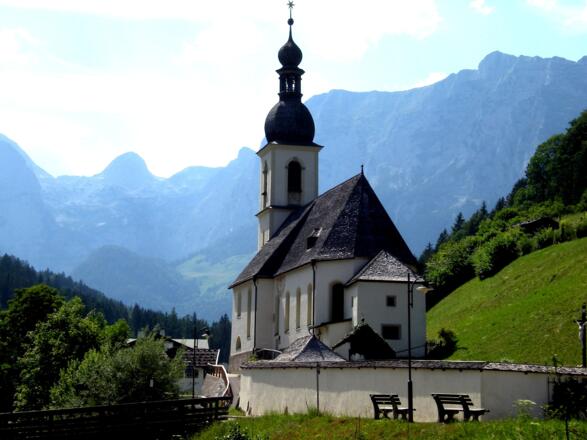 Die Pfarrkirche St. Sebastian in Ramsau bei Berchtesgaden.