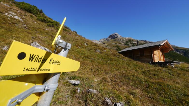 An einer kleinen Jagdhütte oberhalb der Sattelebene teilt sich der Weg zur Ellbogner Spitze und zum Wilden Kasten.