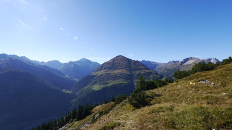 Herrlicher Blick von der Jagdhütte am Abzweig Ellbogner Spitze – Wilder Kasten auf die zahllosen Lechtaler Gipfel; vorn in der Mitte der Pimig