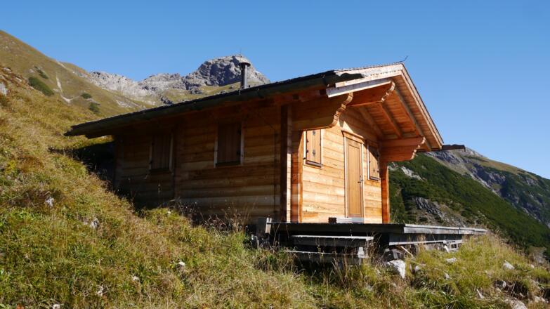 Jagdhütte oberhalb der Sattelebene, dahinter der Wilde Kasten