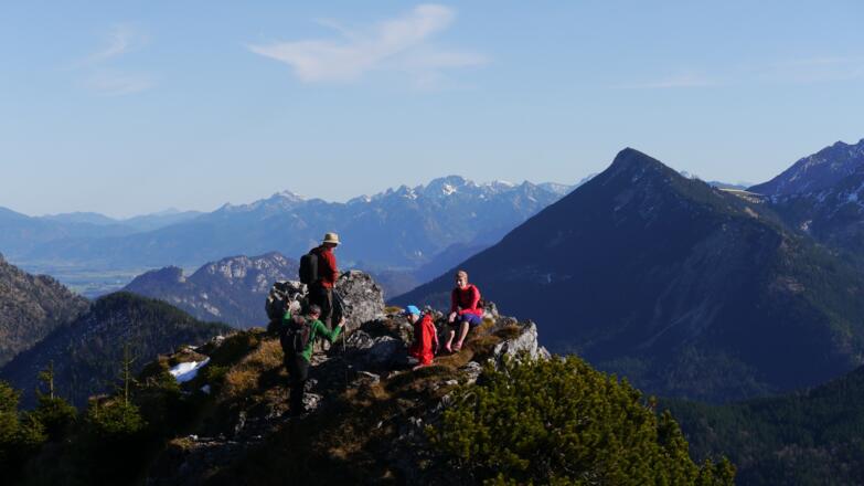 Gipfelrast vor der beeindruckenden Kulisse der Ammergauer Alpen