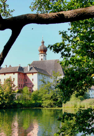 Blick auf das Kloster Höglwörth.