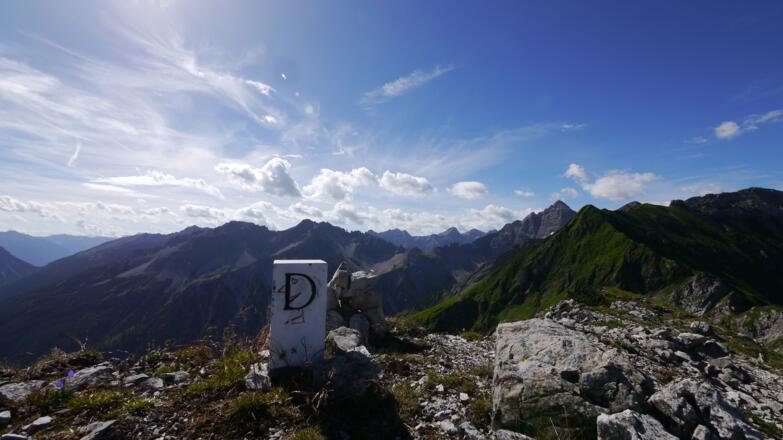 Blick zum Hochvogel vom Gipfel des Sattelkopfes