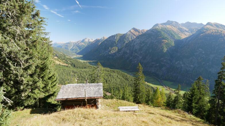 Hütte auf der Sattelebene mit Blick ins Lechtal