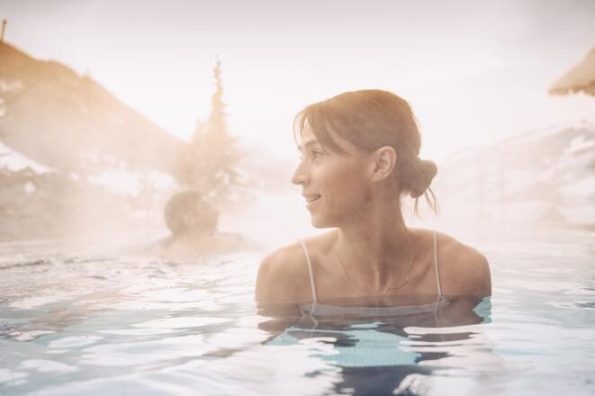 Herrlicher Blick vom Outdoorpool in die Bergwelt