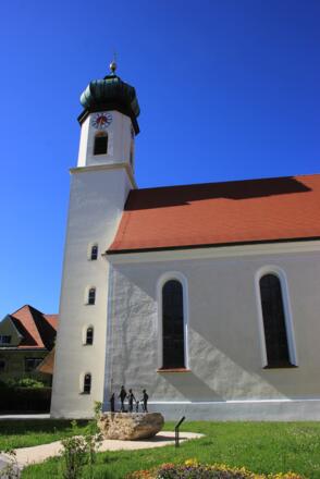 Wallfahrtskapelle Maria Egg mit Wallfahrerdenkmal