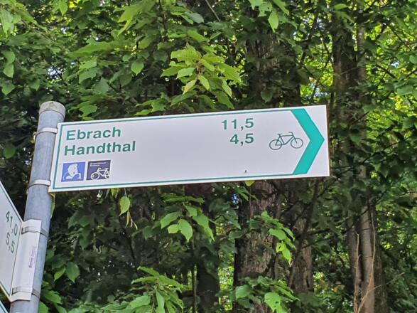 Wegweiser Südroute Nähe Waldparkplatz Waldesruh