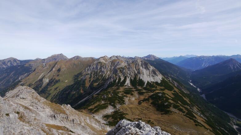 Blick in Richtung Nordosten - vorn in der Mitte der Schänzlekopf