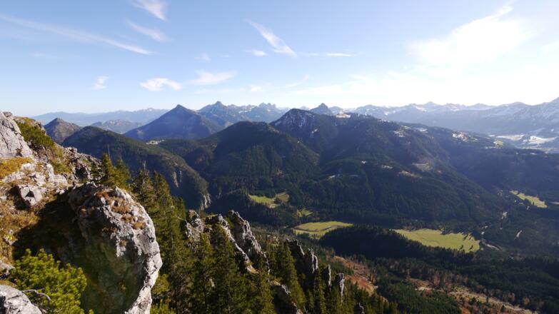Blick vom Sorgschrofen in die Tannheimer Berge