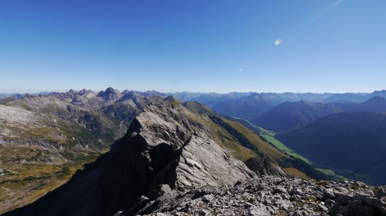 Blick vom Wilden Kasten nach Nordosten auf Allgäuer und Lechtaler Alpen, tief unten ist das Lechtal als grünes Band zu sehen.