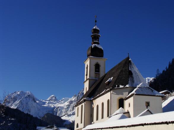 Die Pfarrkirche St. Sebastian in Ramsau im Winter.