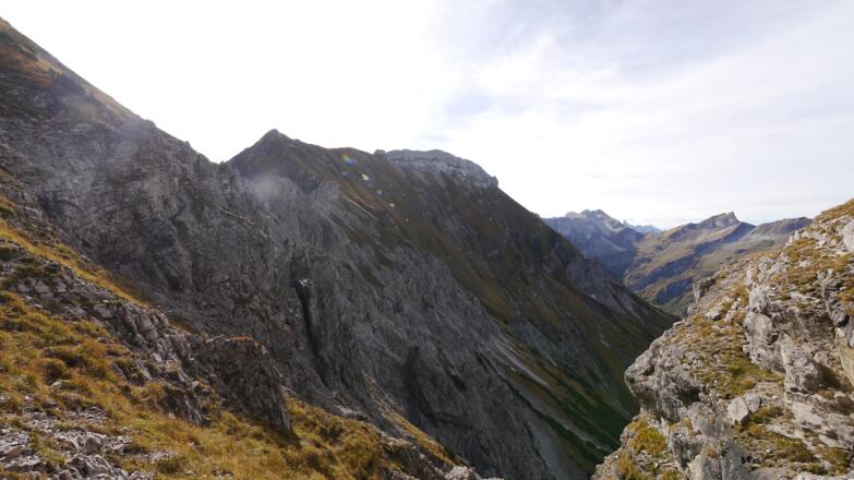 Tiefblick von der Scharte zwischen Sattelkopf und Sattelköpfle