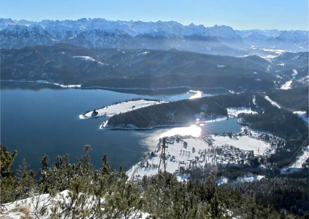 Walchensee - Die Halbinsel Zwergern mit dem Bergrücken Katzenkopf im Winter.