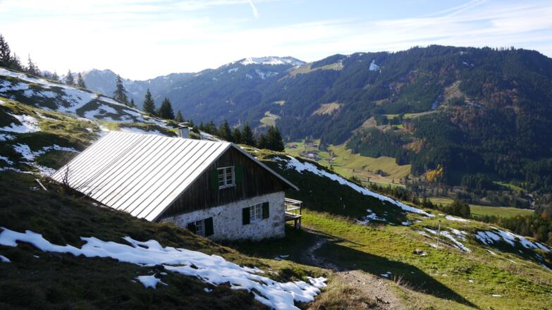 Die Älpele-Alpe unterhalb des Sorgschrofens