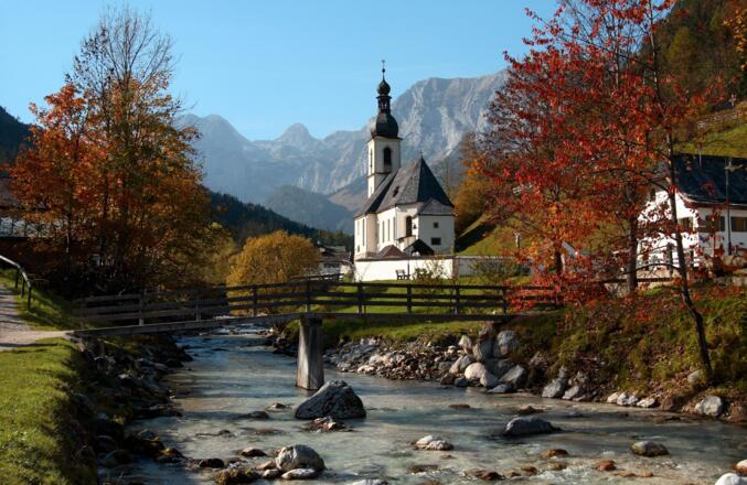 Die Pfarrkirche St. Sebastian in Ramsau - im Hintergrund die Reiteralpe.