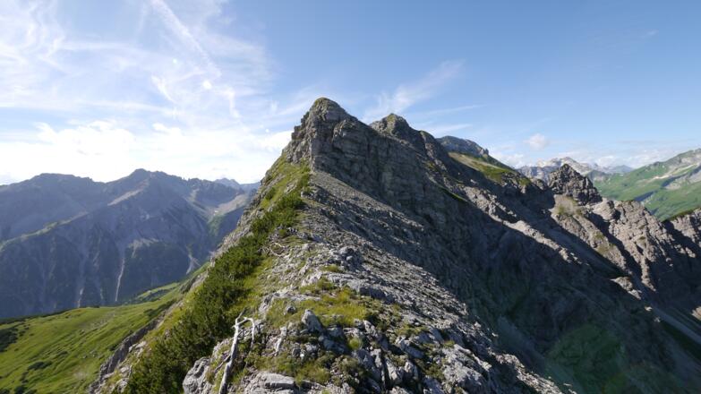Der felsig-brüchige Gratverlauf