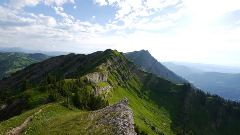 Ausblick vom Buralpkopf auf Gündleskopf und Rindalphorn