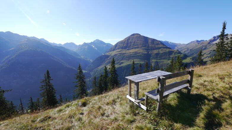 Auf der Sattelebene lockt nahe der Jagdhütte eine Bank mit Tisch zu einer Rast.