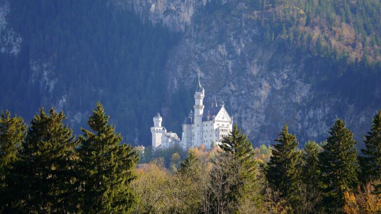 Blick vom Schwansee zu Schloss Neuschwanstein