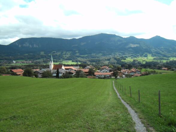 Blick auf Törwang - im Hintergrund die Hochries.