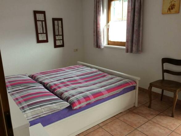 Doppelzimmer 1 mit Kleiderschrank