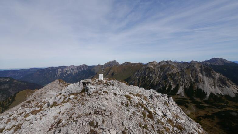 Grenzstein auf dem höchsten Punkt des Sattelkopfes