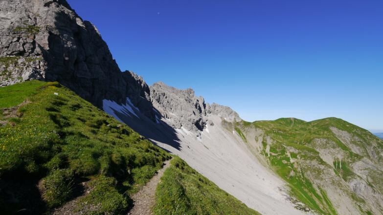 Blick vom Märzlesattel entlang der Nordflanke der Krottenspitzen zum Fürschießersattel
